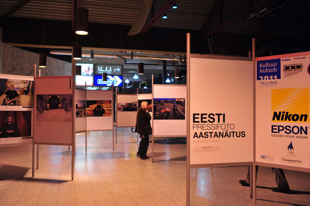 Näituse ülespanek öises Tartu Lõunakeskuses. Foto: Kristjan Teedema