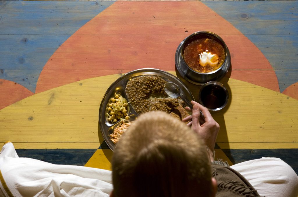 23. detsember kell 14.30 Krishna templis Tallinnas Luise tänaval. Krišnaiidi lõunasöök: keedetud nisuterad, porgandisalat jogurti ja datlitega, täisteranisuleib, borš. Krišnaiidid söövad taimetoite ja piimatooteid ning ei söö liha, kala ega mune. Samuti ei tarbi nad alkoholi ja kofeiini sisaldavaid jooke. „Toit on meie jaoks palju rohkem kui lihtsalt toit, see on Jumala armulikkus,“ selgitab krišnaiit Lennart ja jõulude kohta märgib, et „erinevalt kristlastest on krišnaiitidel rõõmupüha 365 päeva aastas“.